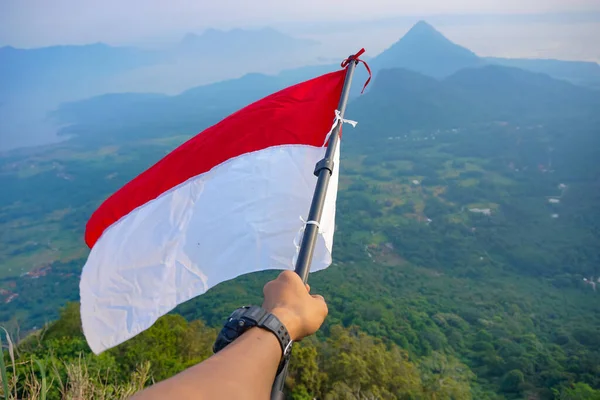 Руки Тримають Прапор Індонезії Синьому Небі День Незалежності Індонезії День — стокове фото