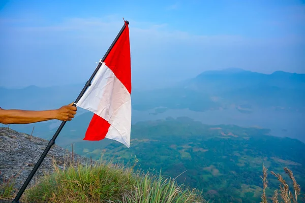 Руки Тримають Прапор Індонезії Синьому Небі День Незалежності Індонезії День — стокове фото