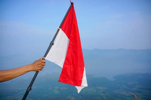 Tangan Memegang Bendera Indonesia Latar Langit Biru Hari Kemerdekaan Indonesia — Stok Foto