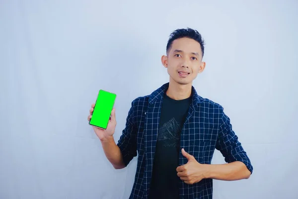 Юний Азіатський Чоловік Тримає Смартфон Показуючи Свій Екранний Телефон Шаблоном — стокове фото