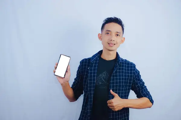 Pemuda Asia Yang Memegang Smartphone Menampilkan Telepon Layarnya Dengan Templat — Stok Foto