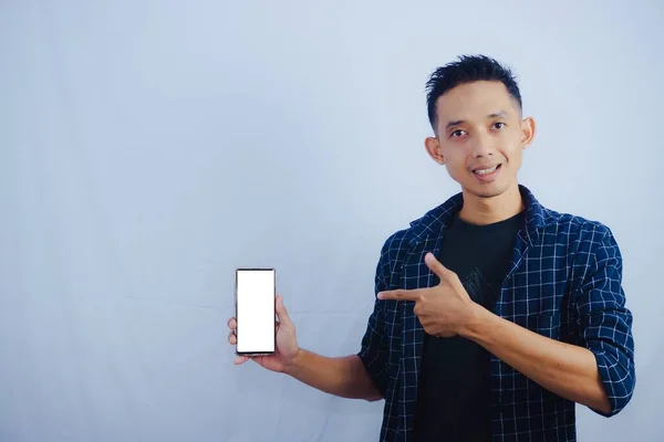 Jovem Asiático Homem Segurando Smartphone Mostrando Seu Telefone Tela Com — Fotografia de Stock