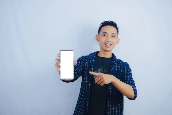 Юний Азіатський Чоловік Тримає Смартфон Показуючи Свій Екранний Телефон Порожнім — стокове фото