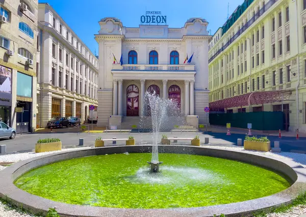 ブカレスト ルーマニア ヨーロッパ 2023年7月15日 晴れた日に照らされた芸術オデオンシアターシティと緑の噴水の有名な文化的建造物のフロンビュー — ストック写真