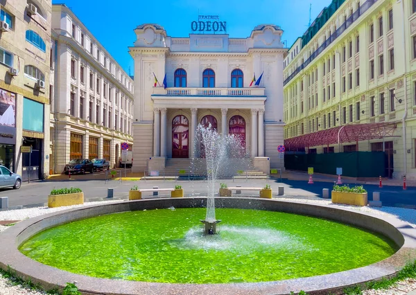 ブカレスト ルーマニア ヨーロッパ 2023年7月15日 晴れた日に照らされた芸術オデオンシアターシティと緑の噴水の有名な文化的建造物のフロンビュー ストックフォト
