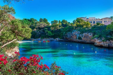 İspanya 'nın Mallorca Balearic Adaları' nda yaz mevsiminde Cala Ferrera plajı yakınlarındaki güzel su sahnesi.