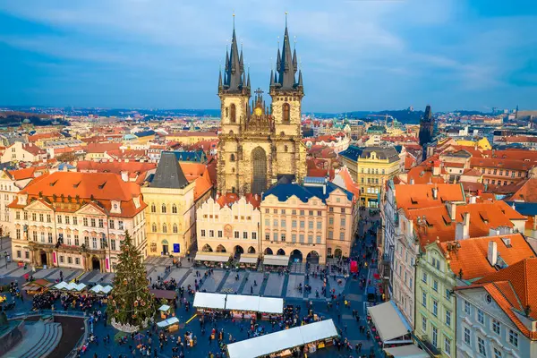 プラガ チェコ共和国 ヨーロッパ 2023年11月9日 冬のプラハ首都の旧市街広場のクリスマスマーケットの空想的な眺め ロイヤリティフリーのストック画像