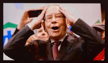 Warren Buffett Funny Meme Etiketi, Etsy 'de internette satılan bir Amerikan e-ticaret sitesi. Warren Buffett - 124; Berkshire Hathaway - 124; Borsa - 124; Değerli Yatırımcı - 124; Tayland, Ekim, 24, 2024.