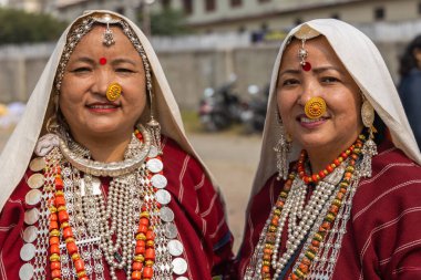 17 Ocak 2023 'te Uttarakhand Hindistan' dan geleneksel giyinmiş kabile kadınlarının portresi