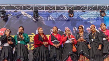 Uttarakhand 'ın kabile kadınları 17 Ocak 2023' te Haldwani, Uttarakhand, Hindistan 'da geleneksel giysiler giyip folklor söylüyorlar.