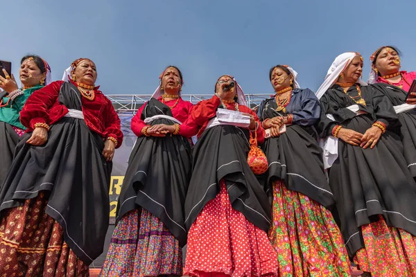 2023年1月17日 インド ウッタラーカンド州ハルワニで伝統的な衣装を着たウッタラーカンドの部族の女性たちが民謡を歌う — ストック写真