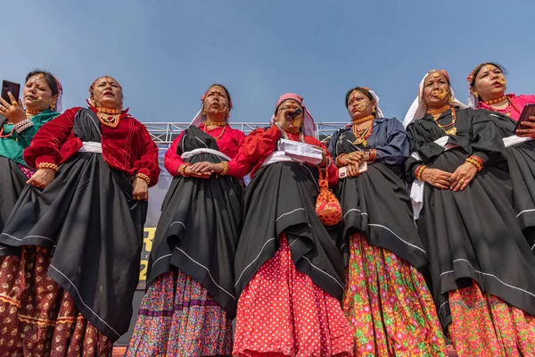2023年1月17日 インド ウッタラーカンド州ハルワニで伝統的な衣装を着たウッタラーカンドの部族の女性たちが民謡を歌う — ストック写真