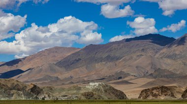 5 Ağustos 2023 'te Ladakh Hindistan' da dağları ve bulutları olan bir tepedeki manastırı ele alalım.