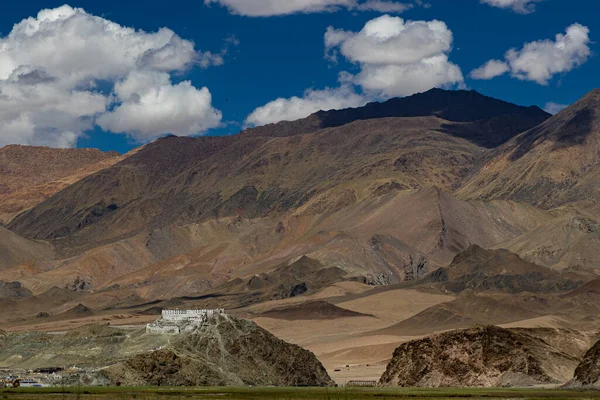 Mosteiro Hanle Topo Uma Colina Com Montanhas Nuvens Ladakh Índia — Fotografia de Stock
