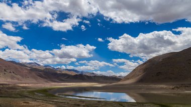 Ladakh 'ta açık bir vadi. Ortasında bir nehir ve ufukta bulutlar var. 