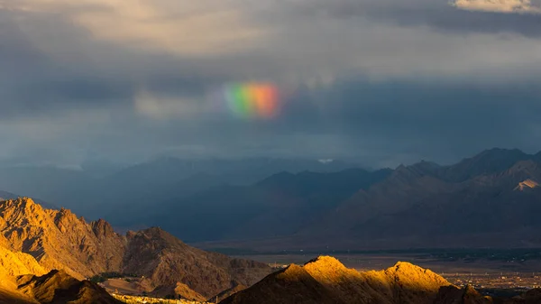 Sunrays Falling Barren Mountains Clouds Rainbow Sky — Stock Photo, Image