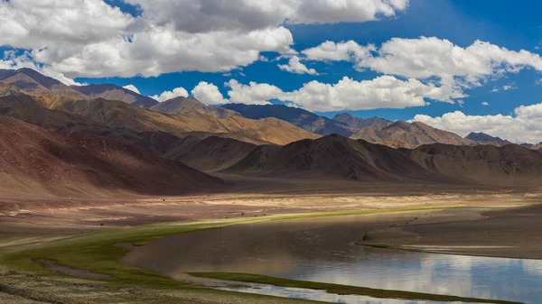 Vale Aberto Ladakh Com Rio Fluindo Centro Nuvens Horizonte — Fotografia de Stock