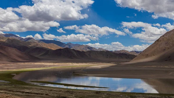 Vale Aberto Ladakh Com Rio Fluindo Centro Nuvens Horizonte — Fotografia de Stock