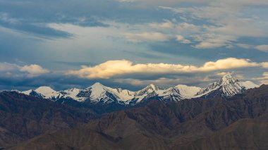 Ladakh, Hindistan 'ın yüksek irtifalı dağ sıralarının panoramik görüntüsü