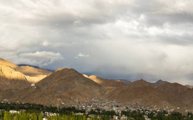 Dağlar ve bulutlar 10 Ağustos 2023 tarihinde Leh kasabası önplanında ele geçirildi.  