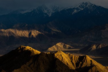 Güzel sanatlar gibi dağlara düşen panoramik bir ışık ve gölge manzarası.