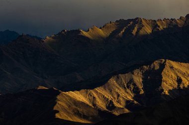 Güzel sanatlar gibi dağlara düşen panoramik bir ışık ve gölge manzarası.