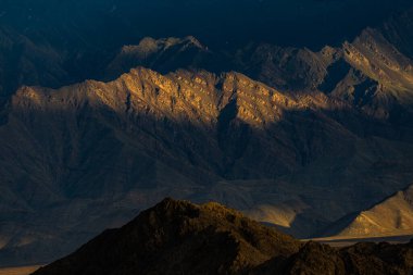 Güzel sanatlar gibi dağlara düşen panoramik bir ışık ve gölge manzarası.