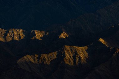 Güzel sanatlar gibi dağlara düşen panoramik bir ışık ve gölge manzarası.