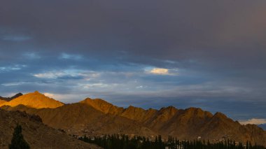 Dağlar, bulutlar ve mavi gökyüzü ile Leh kasabası 10 Ağustos 2023 tarihinde ele geçirildi.  