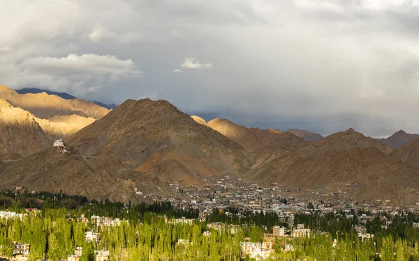 Mountains Clouds Leh Town Foreground Captured August 2023 — Stock Photo, Image