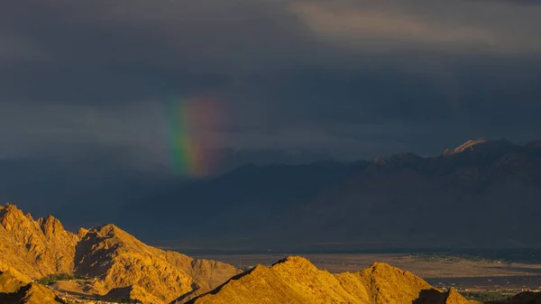 Rayos Sol Cayendo Sobre Montañas Estériles Con Nubes Arco Iris — Foto de Stock