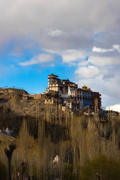 Matho manastırı, Leh, Ladakh 'ta bulunan bulutlu Matho gonpa olarak da adlandırılır. 6 Mayıs 2024 'te tıklandı.