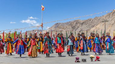 23 Mayıs 2024 'te Leh, Ladakh Hindistan' da genç kızlar ve oğlanlar tarafından gerçekleştirilen kültürel dans. 