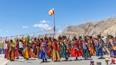 Bir grup genç Budist kız 23 Mayıs 2024 'te Leh, Ladakh Hindistan' da geleneksel dans sekansları giyip dans ediyorlar..