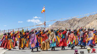 Bir grup genç Budist kız 23 Mayıs 2024 'te Leh, Ladakh Hindistan' da geleneksel dans sekansları giyip dans ediyorlar..