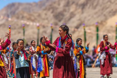 Bir grup genç Budist kız 23 Mayıs 2024 'te Leh, Ladakh Hindistan' da geleneksel dans sekansları giyip dans ediyorlar..