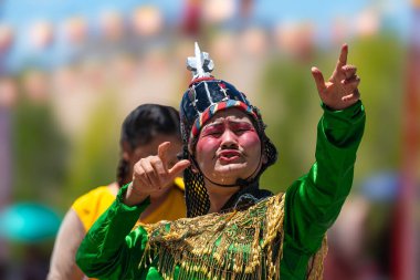 23 Mayıs 2024 'te Leh, Ladakh Hindistan' da geleneksel kostümlü genç sanatçılar tarafından gerçekleştirilen performans