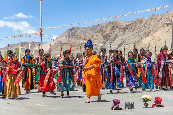 23 Mayıs 2024 'te Leh, Ladakh Hindistan' da genç kızlar ve oğlanlar tarafından gerçekleştirilen kültürel dans. 