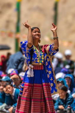 23 Mayıs 2024 'te Leh, Ladakh Hindistan' da geleneksel dans sekanslarını sergileyen genç bir Nepalli kız..