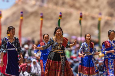 Bir grup Nepalli genç kız, 23 Mayıs 2024 'te Leh, Ladakh Hindistan' da geleneksel dans sekansları sergilediler..