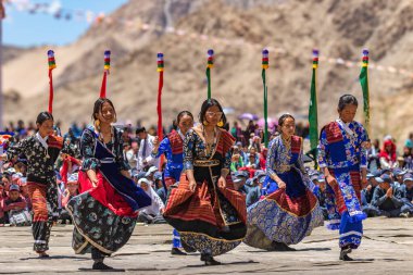 Bir grup Nepalli genç kız, 23 Mayıs 2024 'te Leh, Ladakh Hindistan' da geleneksel dans sekansları sergilediler..
