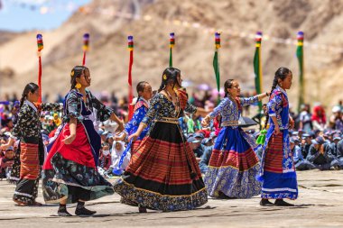 Bir grup Nepalli genç kız, 23 Mayıs 2024 'te Leh, Ladakh Hindistan' da geleneksel dans sekansları sergilediler..