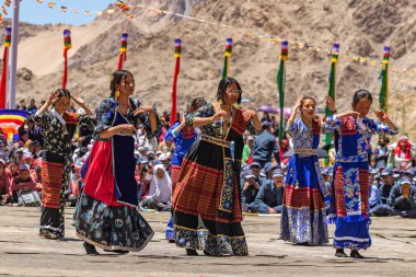 Bir grup Nepalli genç kız, 23 Mayıs 2024 'te Leh, Ladakh Hindistan' da geleneksel dans sekansları sergilediler..