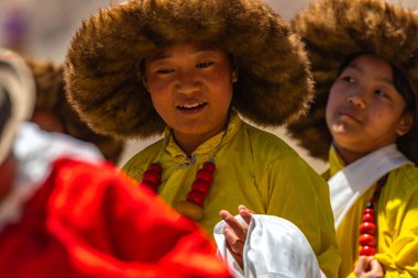 23 Mayıs 2024 'te Leh, Ladakh Hindistan' da sarı bir kostüm ve kürk şapka giyen Tibetli bir çocuğun portresi.. 