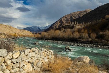 Ladakh 'taki yüksek rakımlı dağ sıraları arasında akan İndus Nehri' nin berrak mavi suyu.