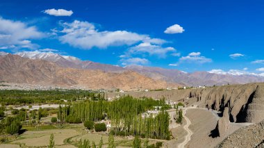 Ladakh 'ta bulutlu mavi gökyüzü olan bir köyün geniş açılı görüntüsü.