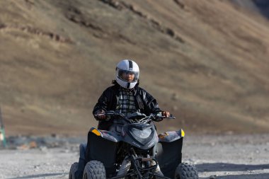 20 Mayıs 2024 'te Hindistan' ın engebeli Ladakh bölgesinde macera sporu olarak kullanılan ATV adı verilen bir arazi aracı.
