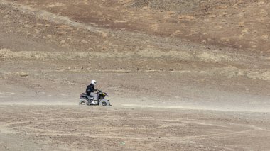 20 Mayıs 2024 'te Hindistan' ın engebeli Ladakh bölgesinde macera sporu olarak kullanılan ATV adı verilen bir arazi aracı.