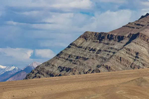 Çorak dağ sıraları ve Ladakh 'taki karla kaplı dağlardan oluşan soyut bir manzara.