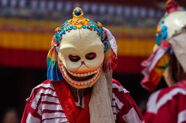 Leh, Ladakh Hindistan 'daki Hemis Manastırı' nda renkli bir maske dansı gerçekleştiriliyor..